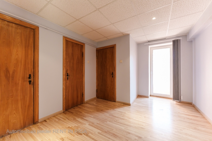 Sludinājumi. Iznomā biroja telpas Krāslavas ielā. Trīs izolēti kabineti, priekštelpa, WC/vanna. Ir iespējams Cena: 320 EUR/mēn Foto #5