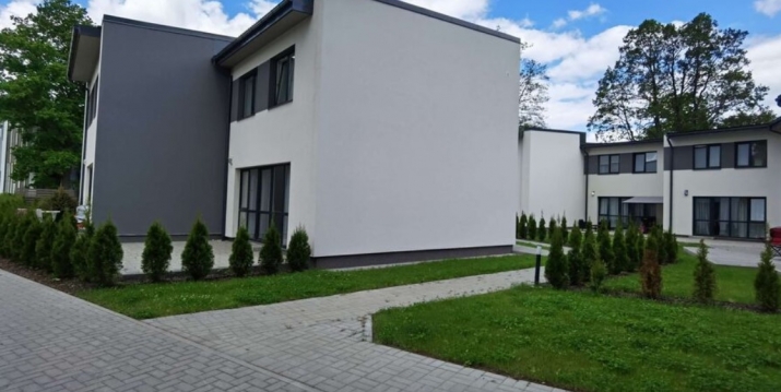 Sludinājumi. \'TOWNHOUSE\' PROJEKTS  Ķemeru iela 60, Dzintari, Jūrmala  Piedāvājumā 2-stāvu dzīvoklis prestižajā Cena: 169900 EUR Foto #1