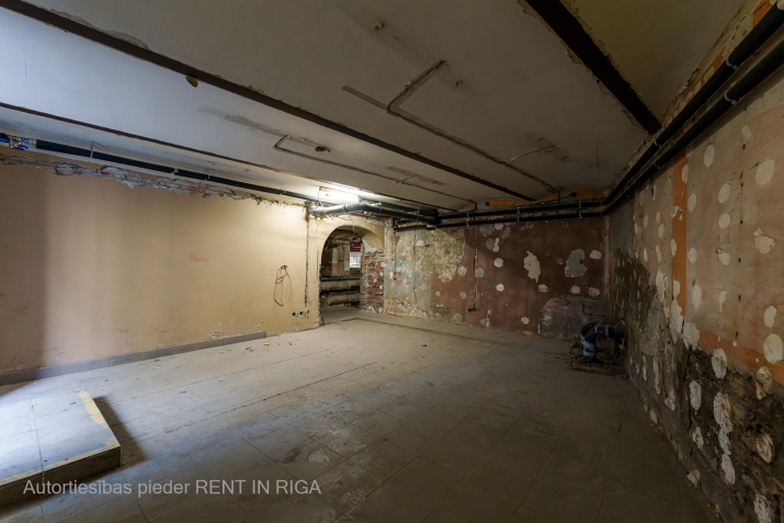 Sludinājumi. Komerctelpas vēsturiskā namīpašumā Rīgas Aktīvajā Centrā.  Telpas atrodas fasādes ēkas pagrabstāvā, Cena: 600 EUR/mēn Foto #5
