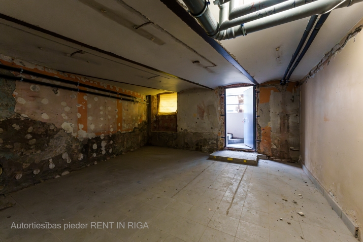 Sludinājumi. Komerctelpas vēsturiskā namīpašumā Rīgas Aktīvajā Centrā.  Telpas atrodas fasādes ēkas pagrabstāvā, Cena: 600 EUR/mēn Foto #4