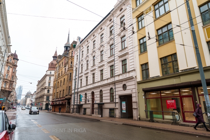 Sludinājumi. Komerctelpas vēsturiskā namīpašumā Rīgas Aktīvajā Centrā.  Telpas atrodas fasādes ēkas pagrabstāvā, Cena: 600 EUR/mēn Foto #1