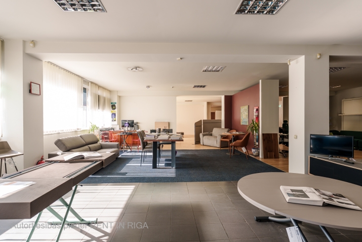 Sludinājumi. Tirdzniecības telpas pirmajā stāvā pie Dienvidu tilta. Redzamas no Krasta ielas.   Plānojumu ir Cena: 2000 EUR/mēn Foto #2