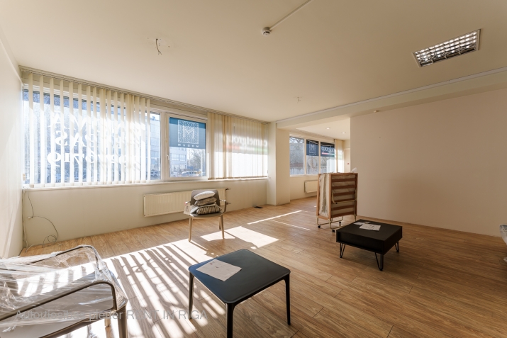 Sludinājumi. Tirdzniecības telpas pirmajā stāvā pie Dienvidu tilta. Redzamas no Krasta ielas.   Plānojumu ir Cena: 2000 EUR/mēn Foto #6