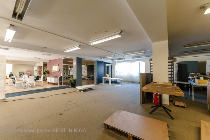 Sludinājumi. Tirdzniecības telpas pirmajā stāvā pie Dienvidu tilta. Redzamas no Krasta ielas.   Plānojumu ir Cena: 2000 EUR/mēn Foto #7