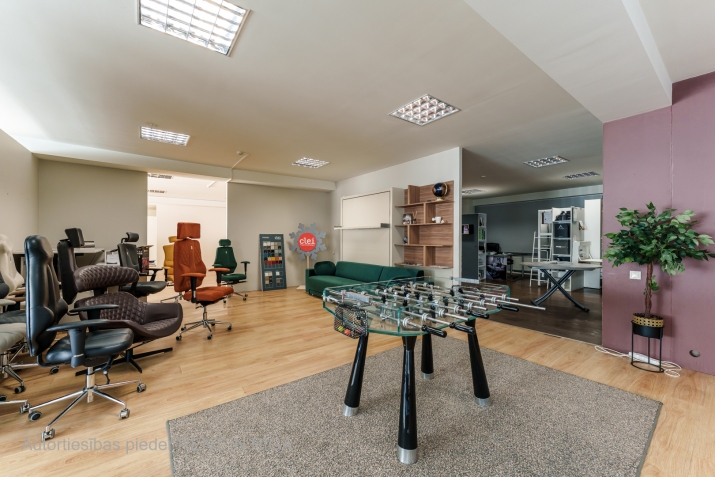 Sludinājumi. Tirdzniecības telpas pirmajā stāvā pie Dienvidu tilta. Redzamas no Krasta ielas.   Plānojumu ir Cena: 2000 EUR/mēn Foto #4