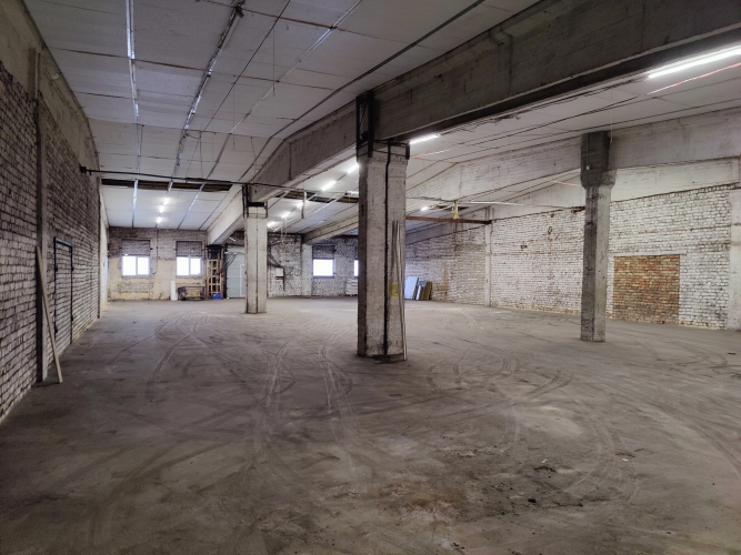 Sludinājumi. Sausas noliktavas telpas ar rampu. Foto ir no citas, blakus esošas noliktavas.  Noliktava labā Cena: 3500 EUR/mēn Foto #1