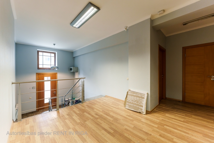 Sludinājumi. TIEK PĀRDOTAS BIROJA TELPAS RĪGĀ  EKSPORTA IELĀ 12  Piedāvājumā moderns un ērts divstāvu birojs Cena: 200000 EUR Foto #3