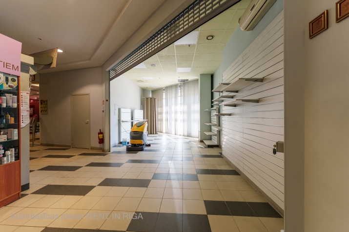 Объявление. Сдаются в аренду коммерческое помещение в Т/Ц IXO Золитуде.  у центрального входа.  + 1 этаж; + Цена: 480 EUR/мес. Foto #2