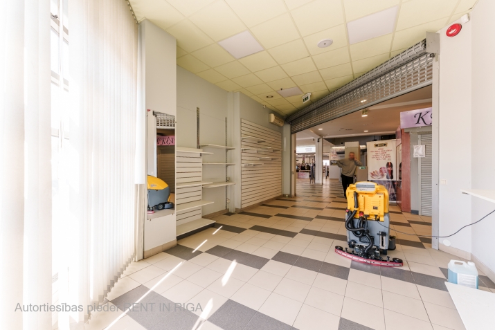 Объявление. Сдаются в аренду коммерческое помещение в Т/Ц IXO Золитуде.  у центрального входа.  + 1 этаж; + Цена: 480 EUR/мес. Foto #3