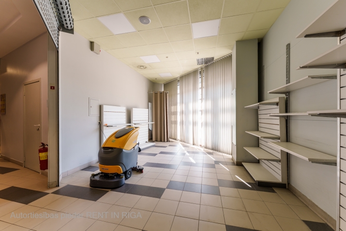 Объявление. Сдаются в аренду коммерческое помещение в Т/Ц IXO Золитуде.  у центрального входа.  + 1 этаж; + Цена: 480 EUR/мес. Foto #4