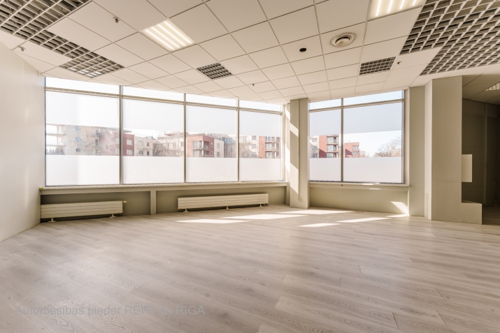 Sludinājumi. Iznomā tirzniecības telpas Zolitūdē, t/c \'IXO\'.  + 2. stāvs. + Pie ēkas bezmaksas autostāvvieta; + Cena: 1200 EUR/mēn Foto #1