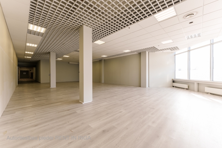 Sludinājumi. Iznomā tirzniecības telpas Zolitūdē, t/c \'IXO\'.  + 2. stāvs. + Pie ēkas bezmaksas autostāvvieta; + Cena: 1200 EUR/mēn Foto #5