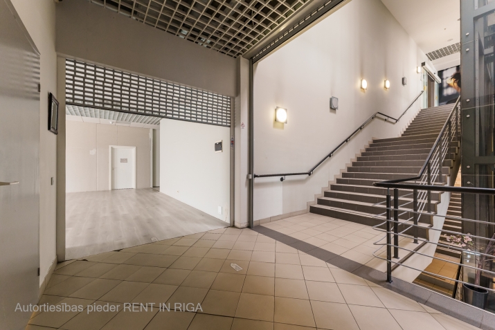 Sludinājumi. Iznomā tirzniecības telpas Zolitūdē, t/c \'IXO\'.  + 2. stāvs. + Pie ēkas bezmaksas autostāvvieta; + Cena: 1200 EUR/mēn Foto #7