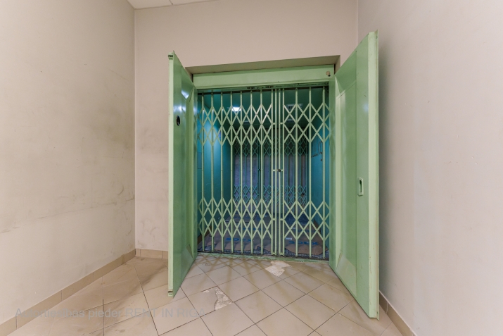 Sludinājumi. Iznomā tirzniecības telpas Zolitūdē, t/c \'IXO\'.  + 2. stāvs. + Pie ēkas bezmaksas autostāvvieta; + Cena: 285 EUR/mēn Foto #8