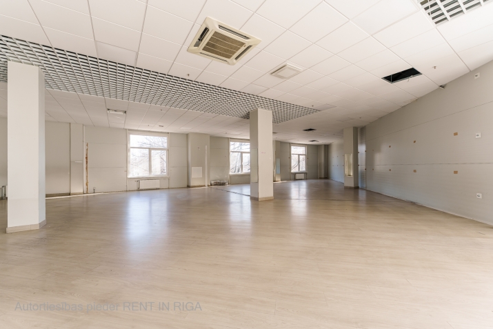 Объявление. Сдается коммерческое помещение в Золитуде, Т/Ц \'IXO\'.  + 2-й этаж. + Активный поток людей в Цена: 1640 EUR/мес. Foto #2