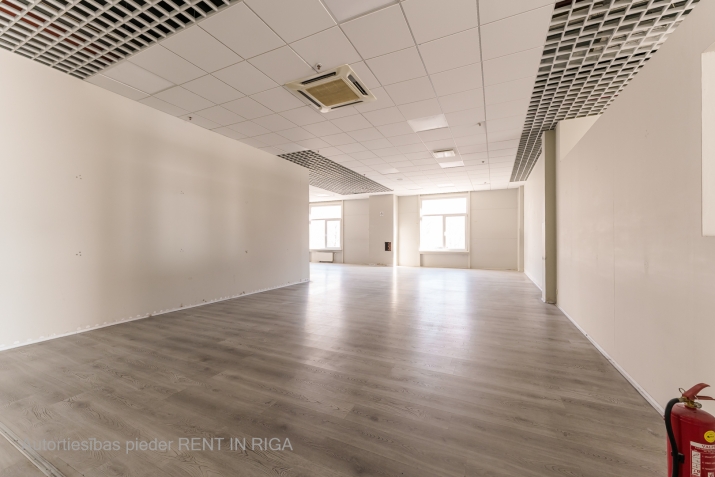 Объявление. Сдается коммерческое помещение в Золитуде, Т/Ц \'IXO\'.  + 2-й этаж. + Активный поток людей в Цена: 1640 EUR/мес. Foto #3