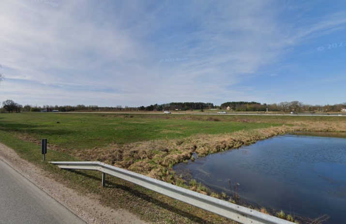 Sludinājumi. Zemes gabals Ādažos šosejas malā.  + Publiskās apbūves teritorija; + esošs ugunsdzēsības dīķis;  Cena: 482500 EUR Foto #1