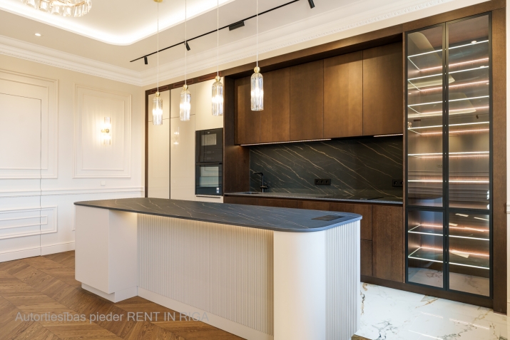 Sludinājumi. Tiek piedāvāts patiesi unikāls dzīvoklis Raiņa bulvārī, pašā pilsētas sirdī, skaistā jūgendstila Cena: 665000 EUR Foto #6