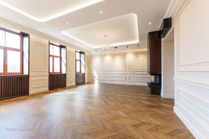 Sludinājumi. Tiek piedāvāts patiesi unikāls dzīvoklis Raiņa bulvārī, pašā pilsētas sirdī, skaistā jūgendstila Cena: 665000 EUR Foto #1