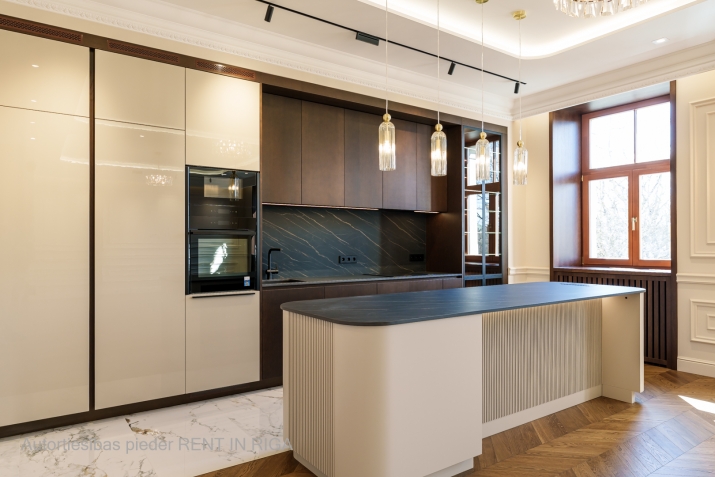 Sludinājumi. Tiek piedāvāts patiesi unikāls dzīvoklis Raiņa bulvārī, pašā pilsētas sirdī, skaistā jūgendstila Cena: 665000 EUR Foto #5