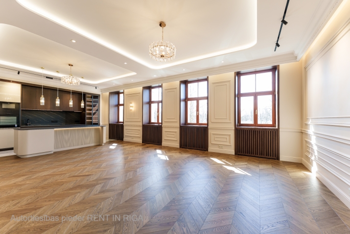 Sludinājumi. Tiek piedāvāts patiesi unikāls dzīvoklis Raiņa bulvārī, pašā pilsētas sirdī, skaistā jūgendstila Cena: 665000 EUR Foto #4