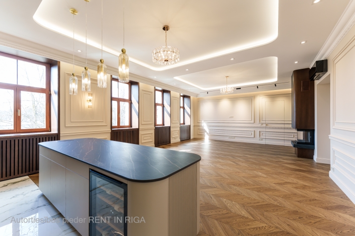 Sludinājumi. Tiek piedāvāts patiesi unikāls dzīvoklis Raiņa bulvārī, pašā pilsētas sirdī, skaistā jūgendstila Cena: 665000 EUR Foto #2
