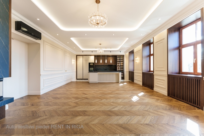 Sludinājumi. Tiek piedāvāts patiesi unikāls dzīvoklis Raiņa bulvārī, pašā pilsētas sirdī, skaistā jūgendstila Cena: 665000 EUR Foto #3