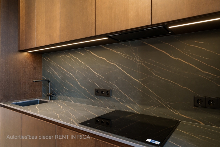 Sludinājumi. Tiek piedāvāts patiesi unikāls dzīvoklis Raiņa bulvārī, pašā pilsētas sirdī, skaistā jūgendstila Cena: 665000 EUR Foto #9