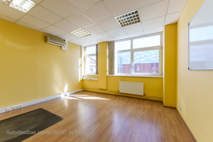 Sludinājumi. Iznomā biroja telpas Elijas ielā 17.  + renovēta biroju ēka + kopējā platība  272,6 m2 + birojs Cena: 2317 EUR/mēn Foto #1