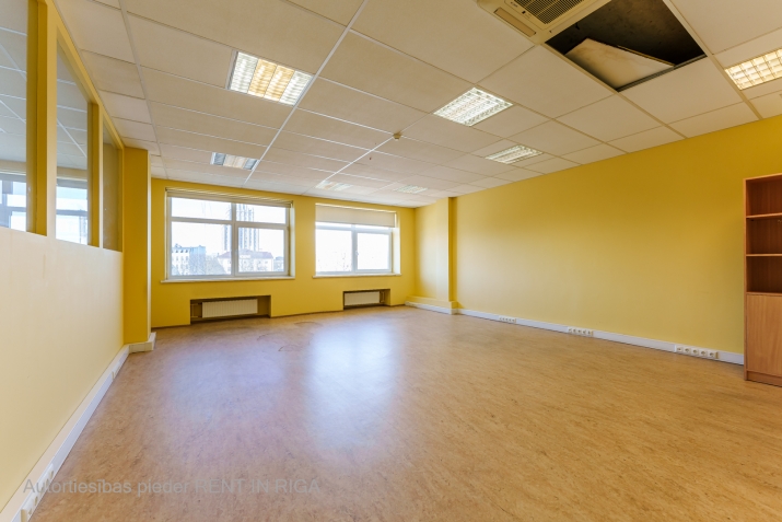 Sludinājumi. Iznomā biroja telpas Elijas ielā 17.  + renovēta biroju ēka + kopējā platība  272,6 m2 + birojs Cena: 2317 EUR/mēn Foto #9