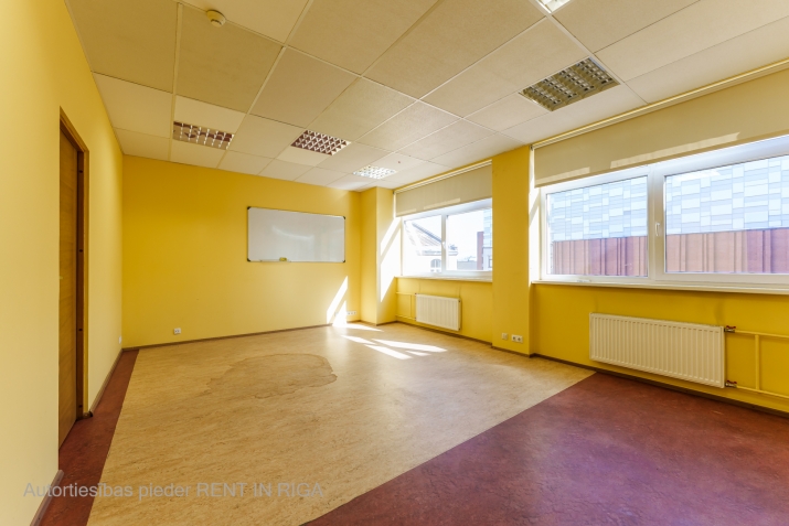 Sludinājumi. Iznomā biroja telpas Elijas ielā 17.  + renovēta biroju ēka + kopējā platība  272,6 m2 + birojs Cena: 2317 EUR/mēn Foto #3