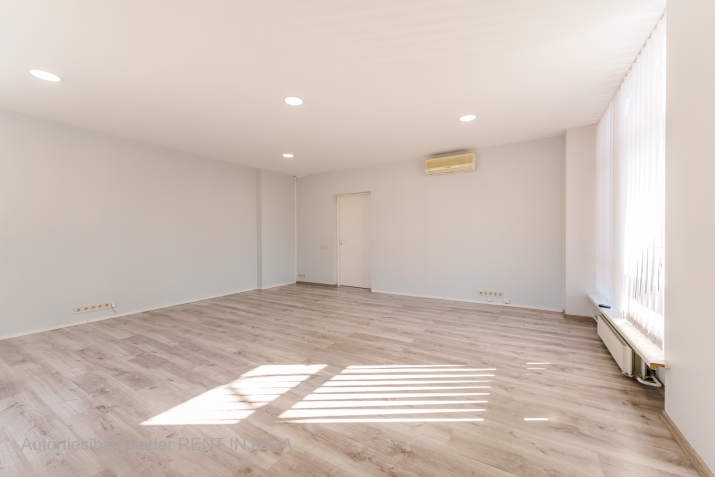 Sludinājumi. Iznomā biroja telpas Elijas ielā 17.  + renovēta biroju ēka + kopējā platība  91,7 m2 + birojs Cena: 779 EUR/mēn Foto #2