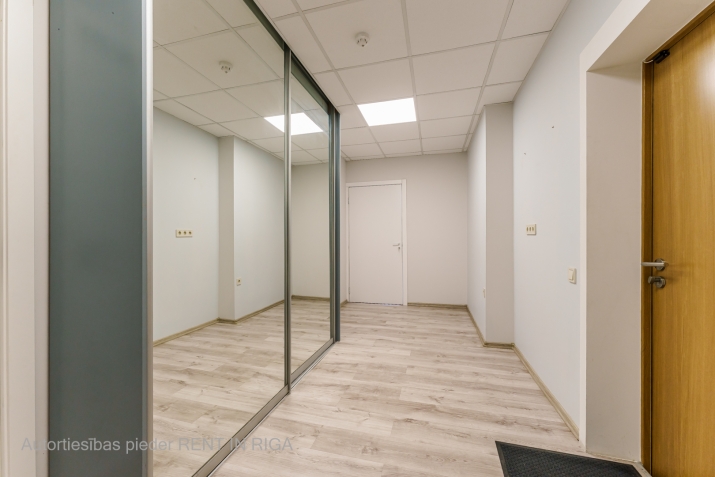 Sludinājumi. Iznomā biroja telpas Elijas ielā 17.  + renovēta biroju ēka + kopējā platība  91,7 m2 + birojs Cena: 779 EUR/mēn Foto #6