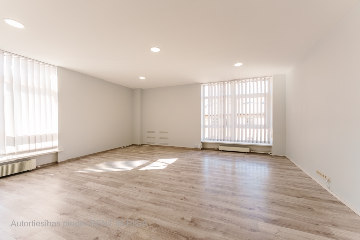 Sludinājumi. Iznomā biroja telpas Elijas ielā 17.  + renovēta biroju ēka + kopējā platība  91,7 m2 + birojs Cena: 779 EUR/mēn Foto #1