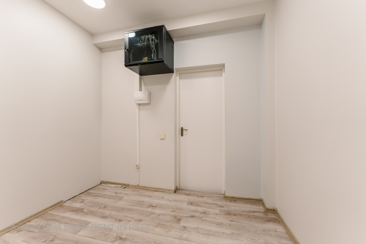 Sludinājumi. Iznomā biroja telpas Elijas ielā 17.  + renovēta biroju ēka + kopējā platība  91,7 m2 + birojs Cena: 779 EUR/mēn Foto #8