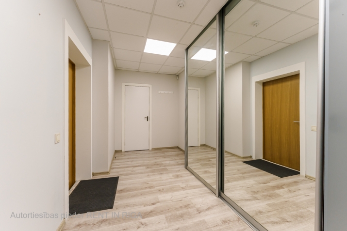 Sludinājumi. Iznomā biroja telpas Elijas ielā 17.  + renovēta biroju ēka + kopējā platība  91,7 m2 + birojs Cena: 779 EUR/mēn Foto #7