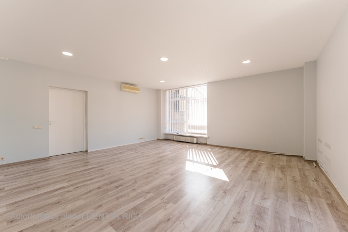 Sludinājumi. Iznomā biroja telpas Elijas ielā 17.  + renovēta biroju ēka + kopējā platība  91,7 m2 + birojs Cena: 779 EUR/mēn Foto #4