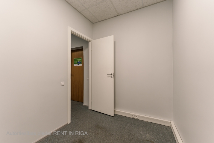 Sludinājumi. Iznomā biroja telpas Elijas ielā 17.  + renovēta biroju ēka + kopējā platība  40,9 m2 + birojs Cena: 348 EUR/mēn Foto #4