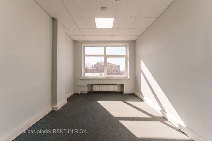 Sludinājumi. Iznomā biroja telpas Elijas ielā 17.  + renovēta biroju ēka + kopējā platība  40,9 m2 + birojs Cena: 348 EUR/mēn Foto #1