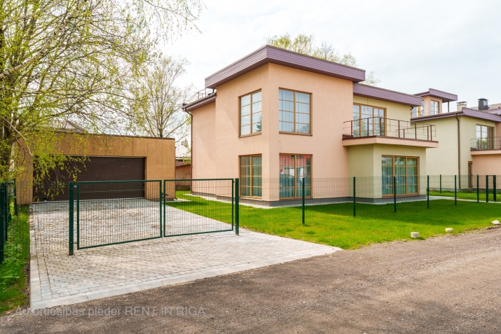 Sludinājumi. Piedāvājam skaistu māju pašā Purvciema centrā, pēc pilnīgas kosmētiskās renovācijas un ar jaunu, Cena: 380000 EUR Foto #1