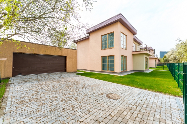 Sludinājumi. Piedāvājam skaistu māju pašā Purvciema centrā, pēc pilnīgas kosmētiskās renovācijas un ar jaunu, Cena: 380000 EUR Foto #2