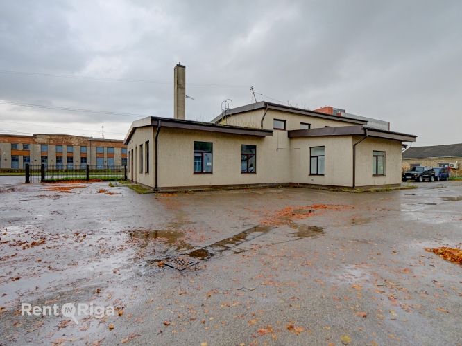 Объявление. Отдельно стоящее коммерческое здание с просторной прилегающей территорией.  + В здании расположены Цена: 3200 EUR/мес. Foto #3