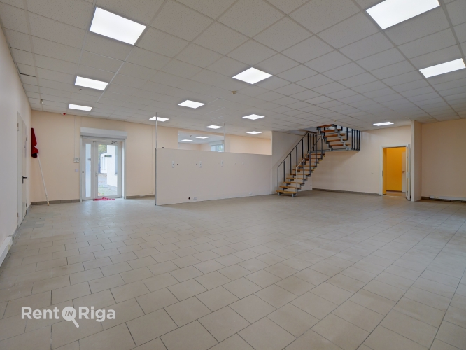 Объявление. Отдельно стоящее коммерческое здание с просторной прилегающей территорией.  + В здании расположены Цена: 3200 EUR/мес. Foto #5