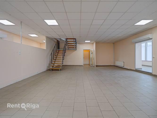 Объявление. Отдельно стоящее коммерческое здание с просторной прилегающей территорией.  + В здании расположены Цена: 3200 EUR/мес. Foto #6