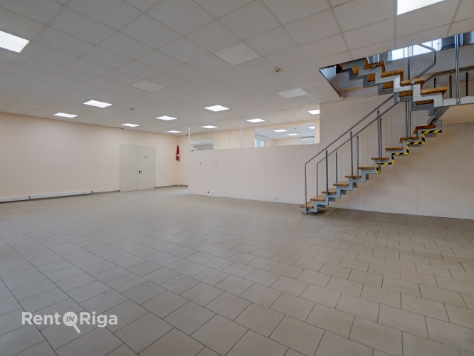 Объявление. Отдельно стоящее коммерческое здание с просторной прилегающей территорией.  + В здании расположены Цена: 3200 EUR/мес. Foto #9