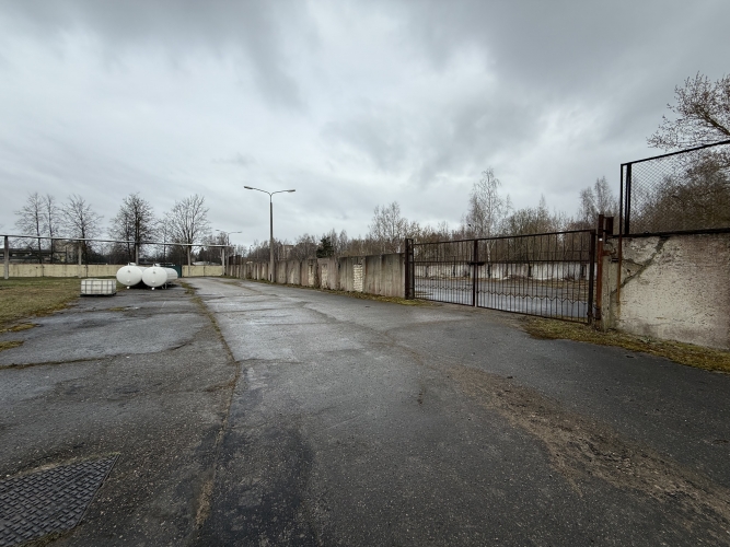 Объявление. Аренда асфальтированной площадки на территории завода Дзинтарс. Участок огорожен бетонным Цена: 3190 EUR/мес. Foto #3