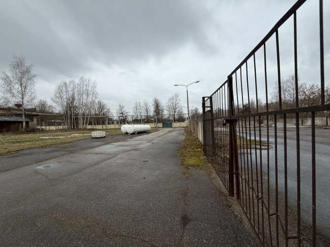 Объявление. Аренда асфальтированной площадки на территории завода Дзинтарс. Участок огорожен бетонным Цена: 3190 EUR/мес. Foto #4