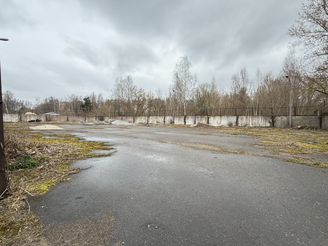 Объявление. Аренда асфальтированной площадки на территории завода Дзинтарс. Участок огорожен бетонным Цена: 3190 EUR/мес. Foto #1