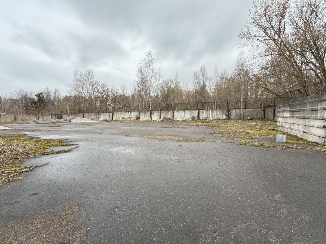 Объявление. Аренда асфальтированной площадки на территории завода Дзинтарс. Участок огорожен бетонным Цена: 3190 EUR/мес. Foto #2