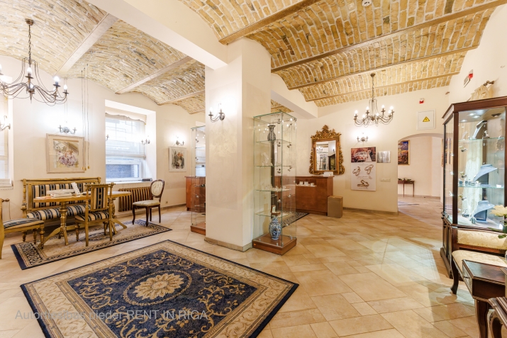 Объявление. Сдаются коммерческие помещения в самом центре Риги  на пересечении улиц Базницас и Дзирнаву!  Цена: 1000 EUR/мес. Foto #1